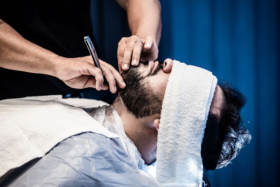 Barba com toalha quente