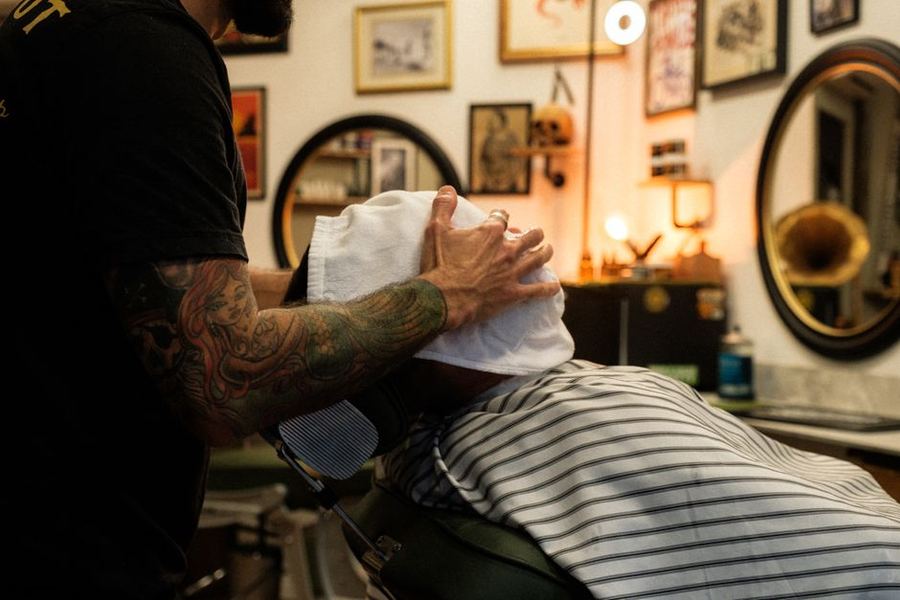 Barba com toalha quente