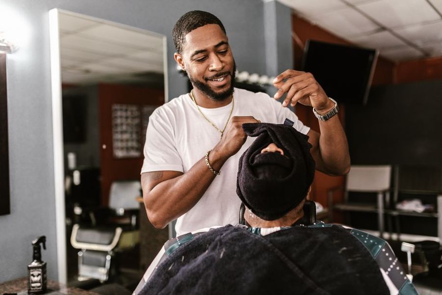 Barba com toalha quente